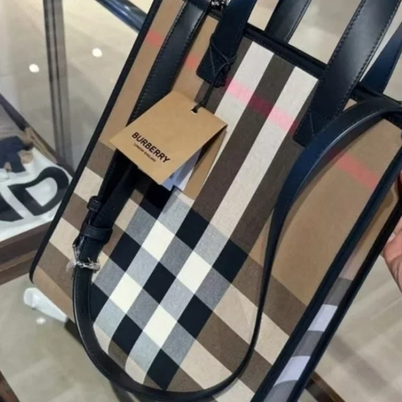 Authentic Nwt Burberry Checkered Tote Woth Strap And Dust Bag - Picture 3 of 4